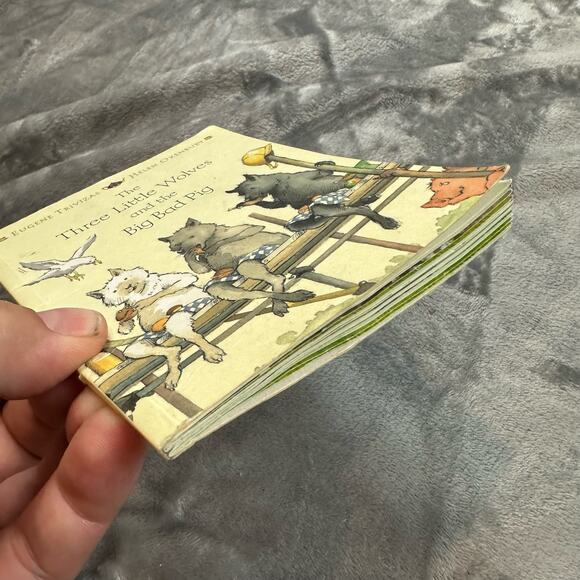 The Three Little Wolves and the Big Bad Pig  Egmont Book Trivizas Oxenbury - Picture 9 of 12